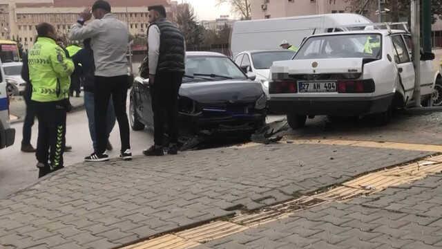 Talihsizliğin böylesi: Bir saat önce satın aldıkları araçla kaza yaptılar