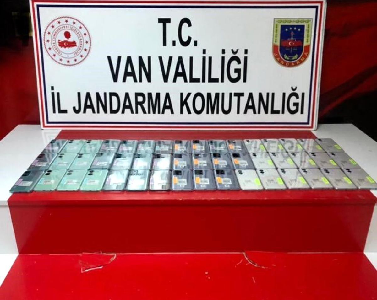 Van\'da 48 kaçak cep telefonu ele geçirildi