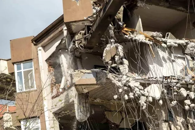 Yağmur sayesinde kurtulduğu binanın yıkılışını gözyaşlarıyla izledi