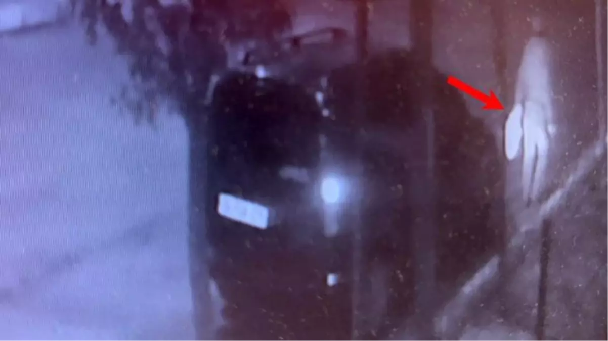 Cami önünde skandal görüntüler! Yeni doğmuş bebeği önce gömdü, sonra başında dua etti