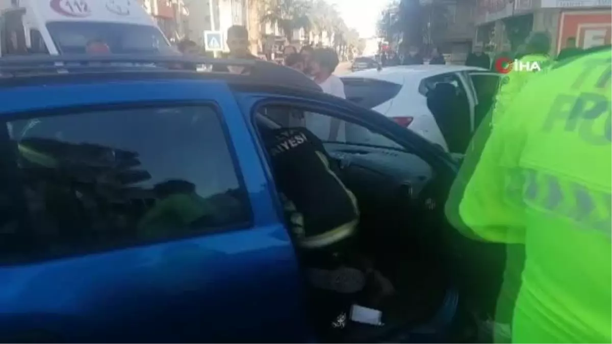 Antalya\'da trafik kazası... Araca sıkışan sürücü itfaiye ekiplerince kurtarıldı
