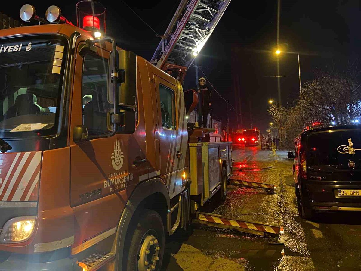 Avcılar'da plastik malzeme deposunda yangın