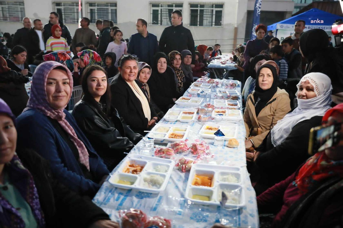 Aydın Büyükşehir Belediyesi, Vatandaşları İftar Sofralarında Bir Araya Getirmeye Devam Ediyor