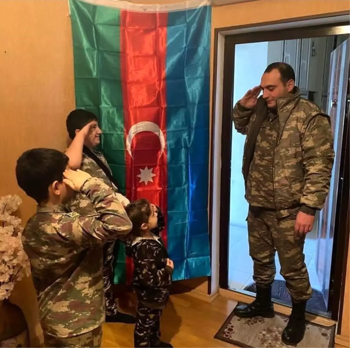 Babası Karabağ gazisi olan Cafer\'den depremzedelere destek