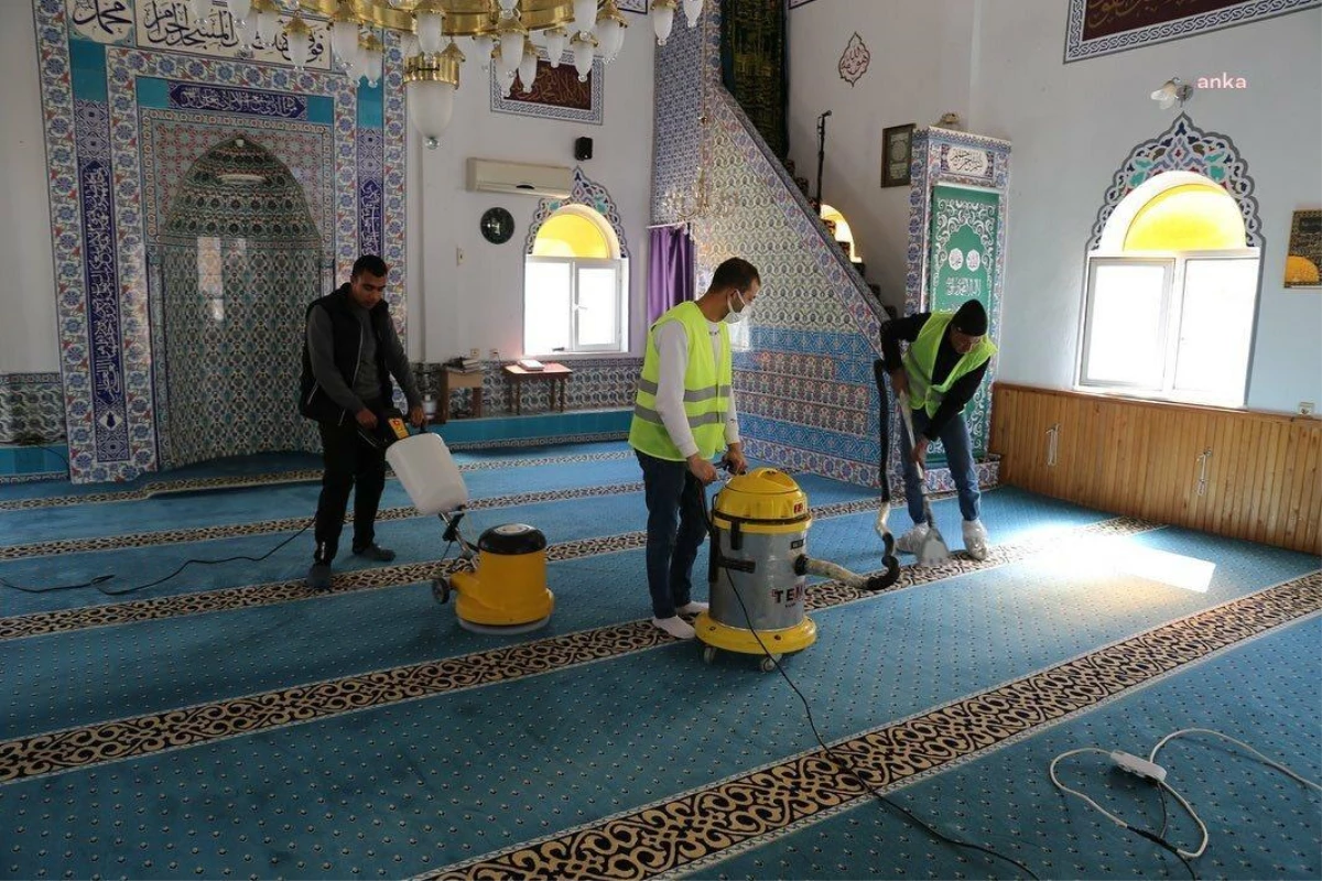 Burhaniye Belediyesi, İlçedeki İbadethanelerde Temizlik Çalışmalarını Sürdürüyor