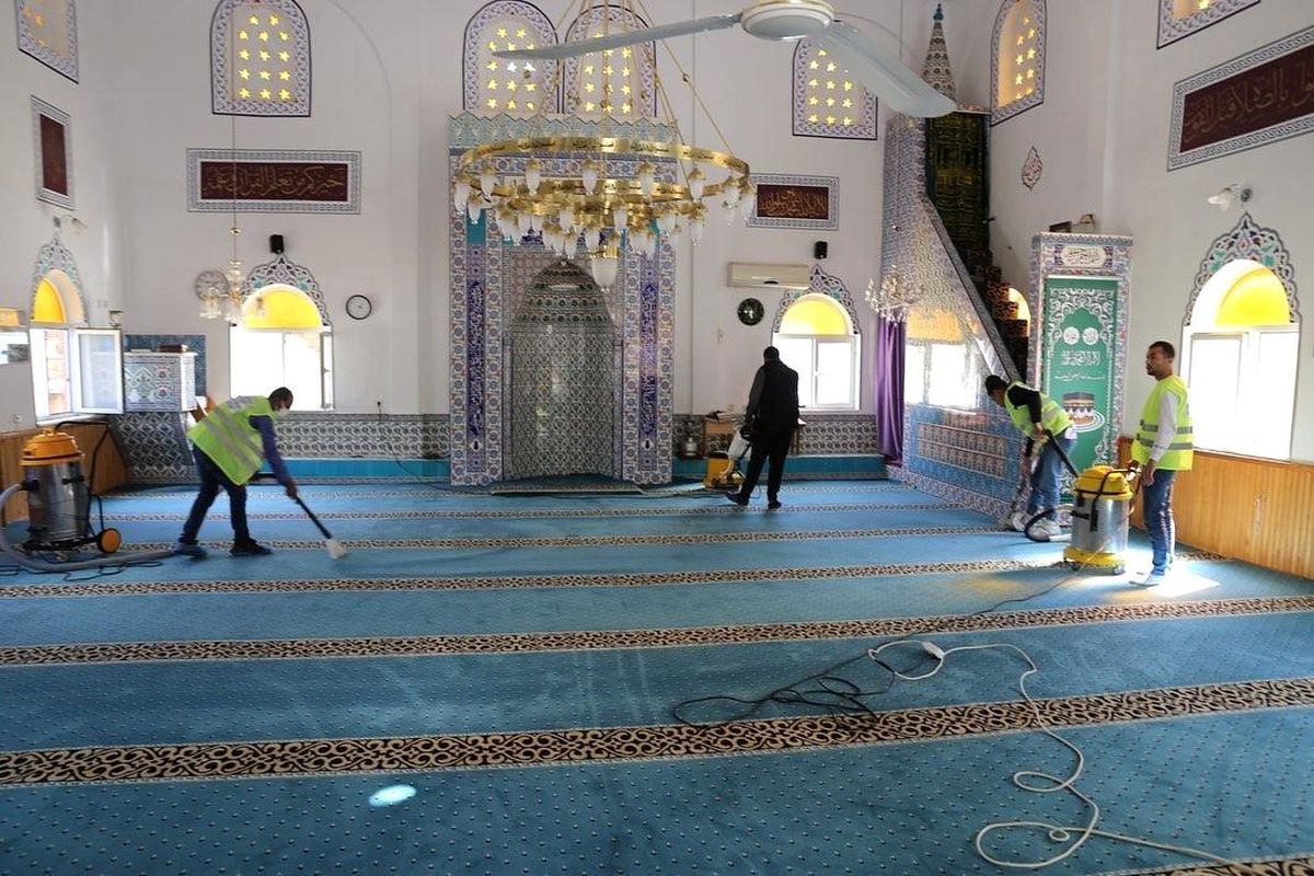 Burhaniye\'de Camilerin temizlikleri devam ediyor