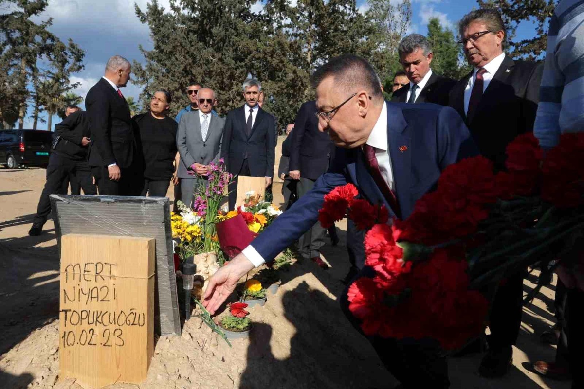 Cumhurbaşkanı Yardımcısı Oktay, KKTC\'de depremde ölen öğrencilerin mezarını ziyaret etti