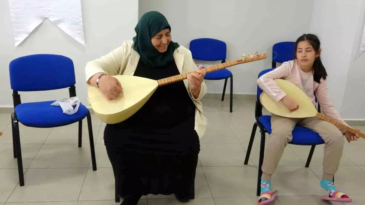 Deprem, 74 yaşındaki Saadet teyzenin öğrenme aşkına engel olmadı20 ayrı kurstan belge alan Saadet Teyze, eğitimlerine Isparta\'da devam ediyor