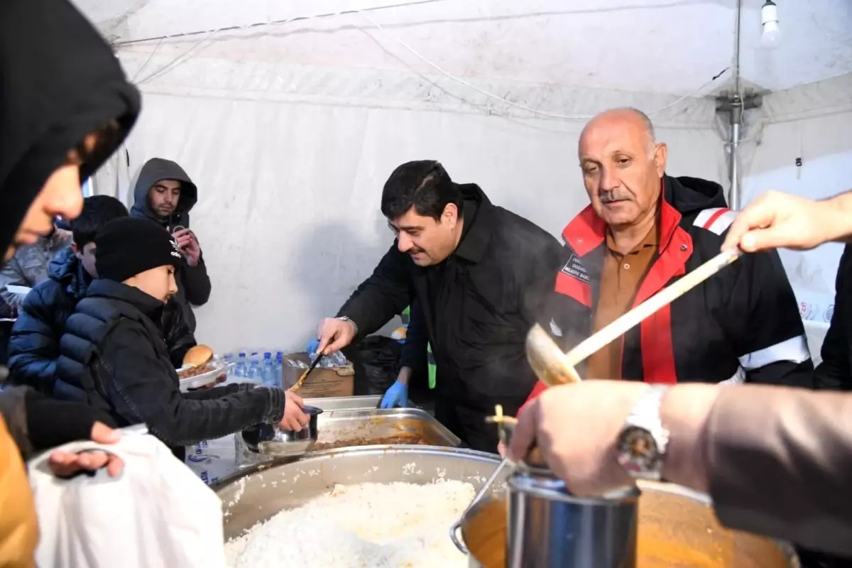 Deprem bölgesinde Kahramankazan Belediyesi\'nden 4 bin kişilik iftar çadırı