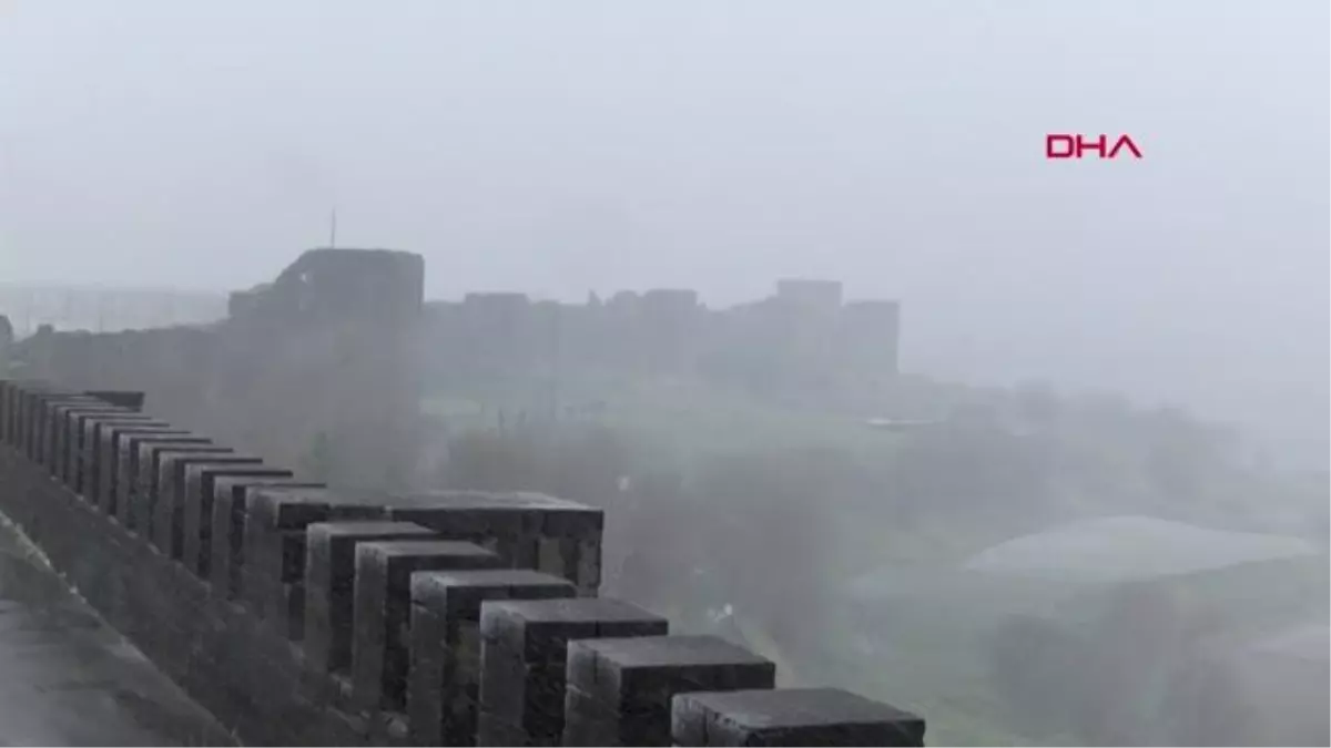 DİYARBAKIR VE YÜKSEK RAKIMLI İLÇELERİNDE KAR YAĞIŞI ETKİLİ OLDU