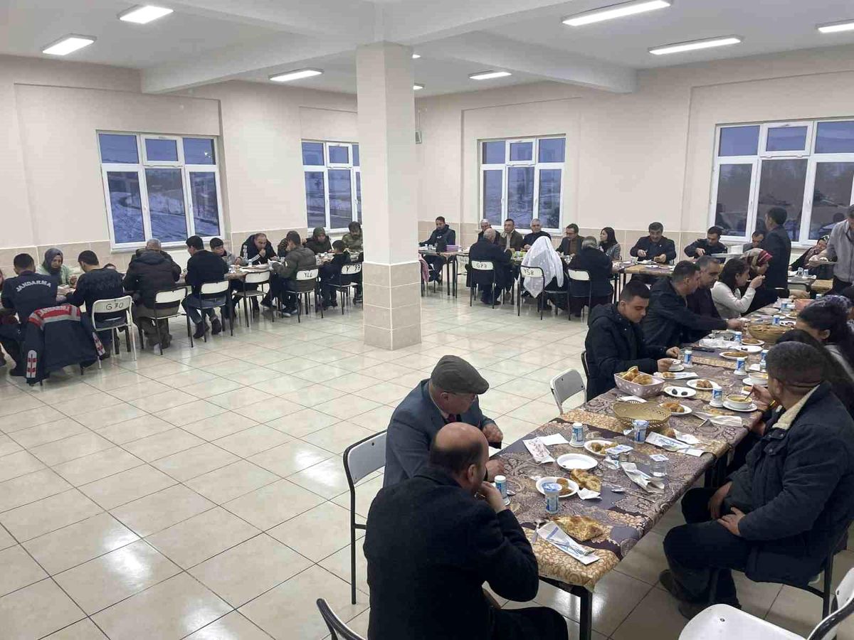 Dumlupınar\'da şehit ailesi, gaziler ve depremzedelere iftar yemeği