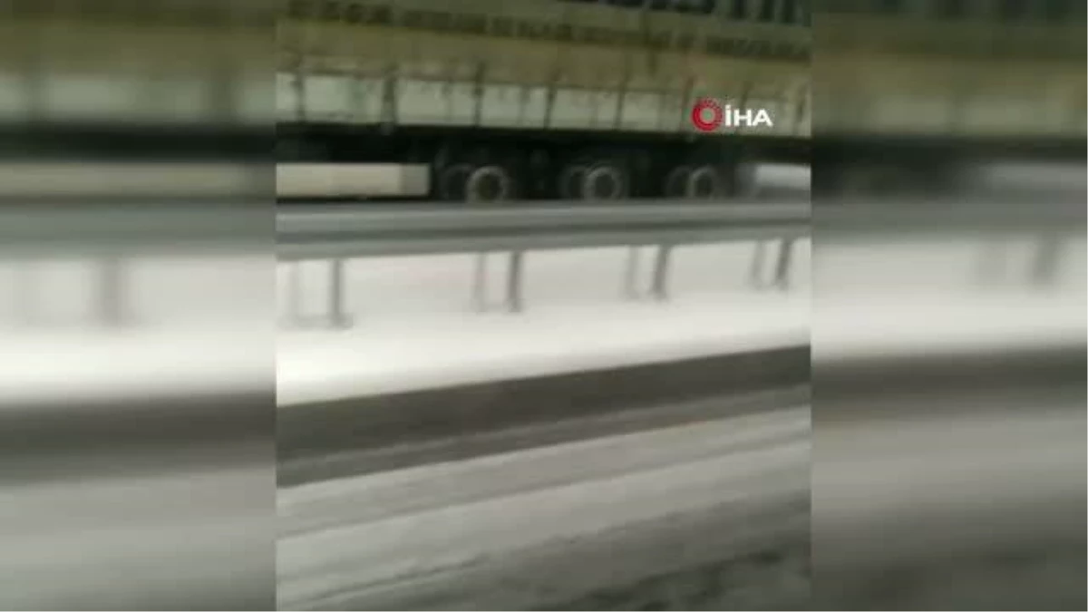 Elazığ\'da kar yağışı sonrası araçlar yolda kaldı