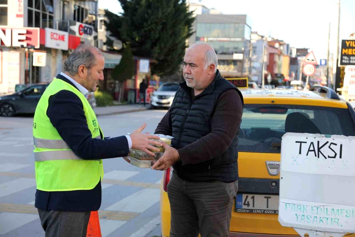İftar saatinde 420 taksiciye sıcak yemek dağıtıldı