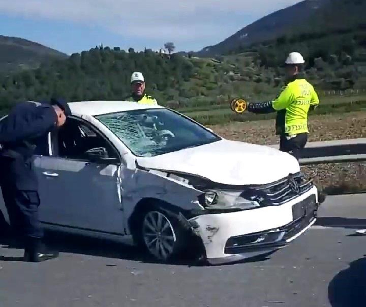 İzmir\'de feci kaza: Araçtan inerken otomobilin çarptığı adam hayatını kaybetti