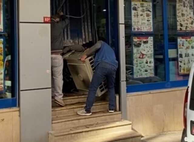 Kağıthane'de üstüne klima düşen 9 aylık hamile kadın: 'Az kalsın ölüyorduk'