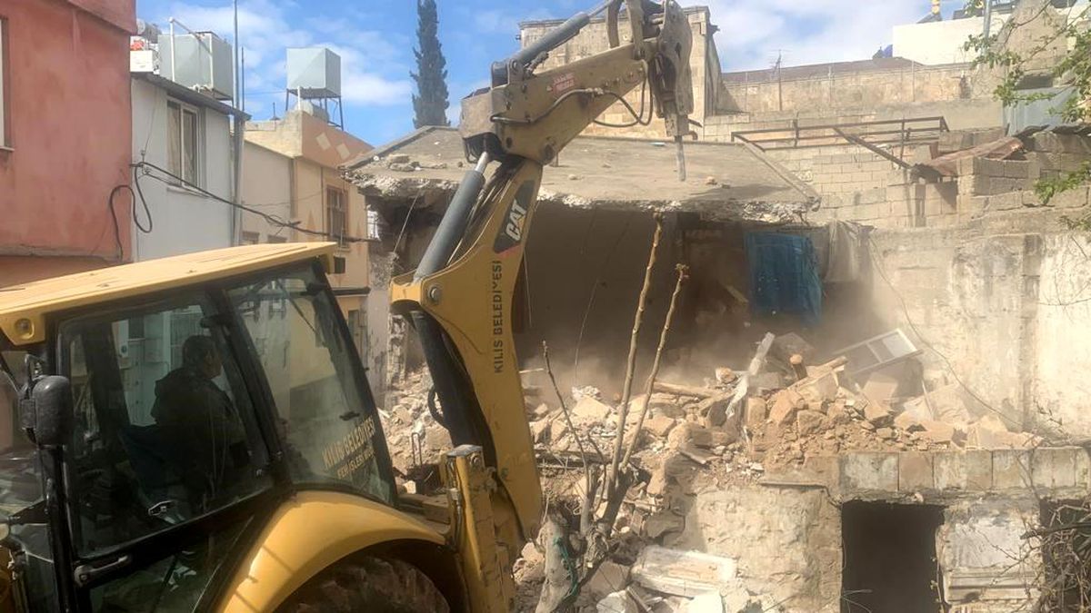 Kilis\'te ağır hasarlı binaların yıkımı sürüyor