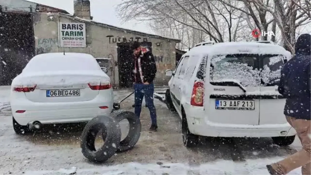 Kışın geri geldiği Bitlis\'te lastikçilerin yüzü güldü