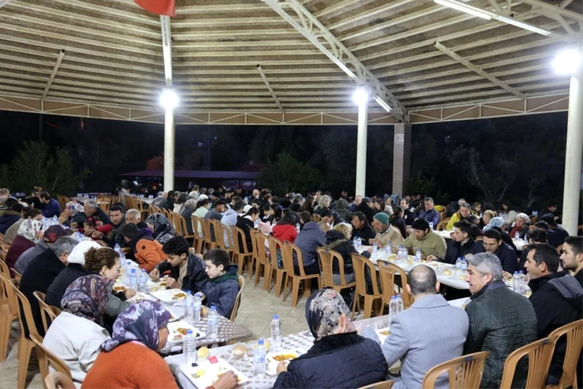 Marmaris Belediyesi, Çamlı Mahallesi\'nde iftar yemeği verdi