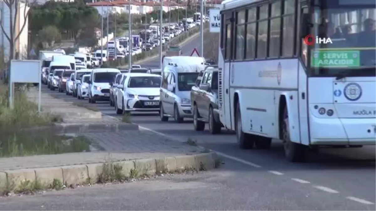 Muğla\'da trafik tıkandı, uzun kuyruk oluştu
