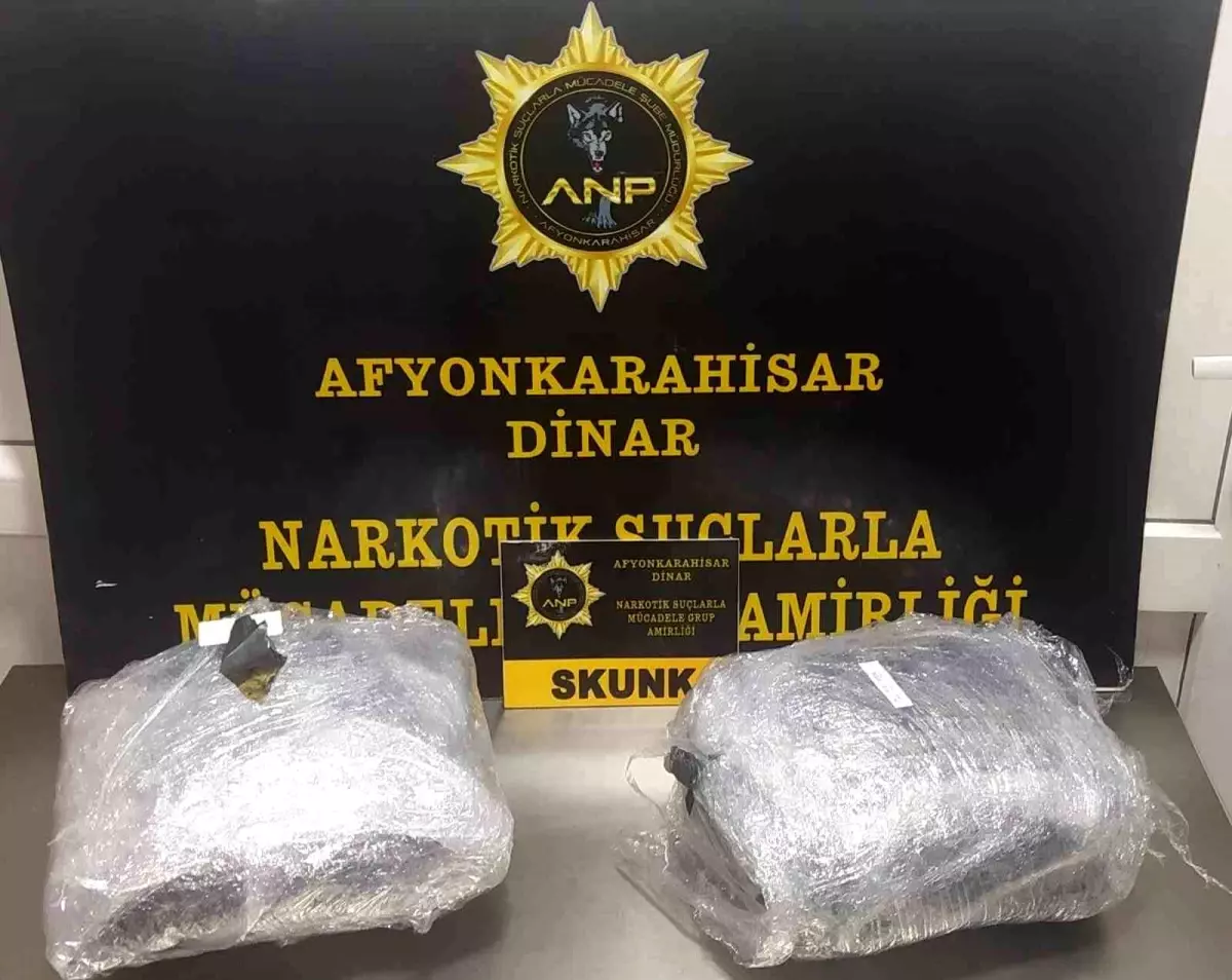 Otomobilde yapılan aramada 2 kilogram 290 gram skunk isimli uyuşturucu le geçirildi