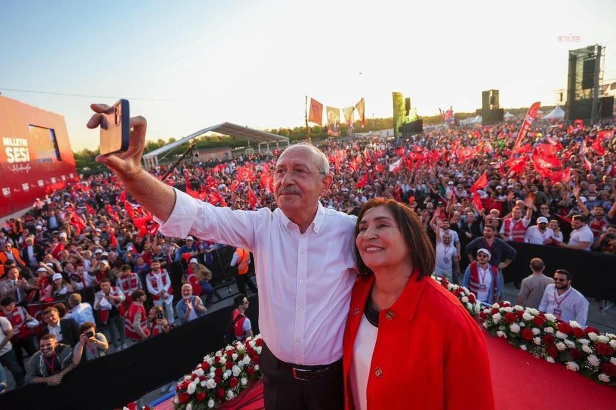Selvi Kılıçdaroğlu: Kemal Bey ve Ben. Son Zamanlarda En Çok Sevdiğim Fotoğraflarımızdan Biri