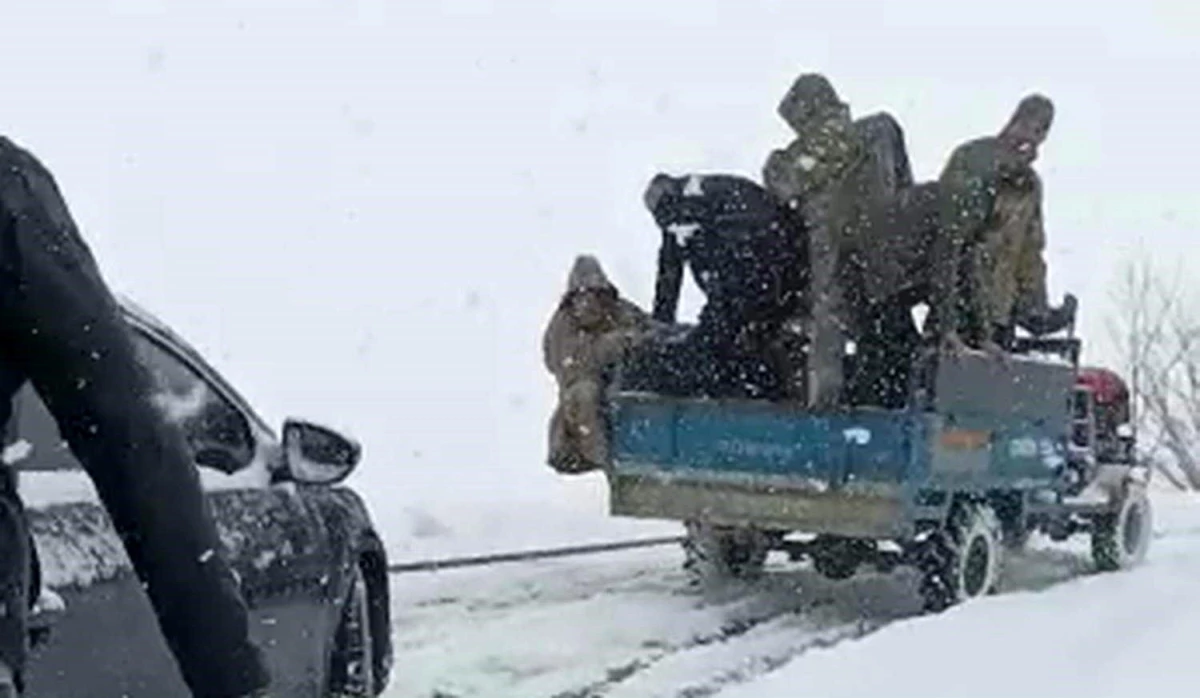 Siirt\'te karda mahsur kalan araç patpat yardımıyla çıkartıldı