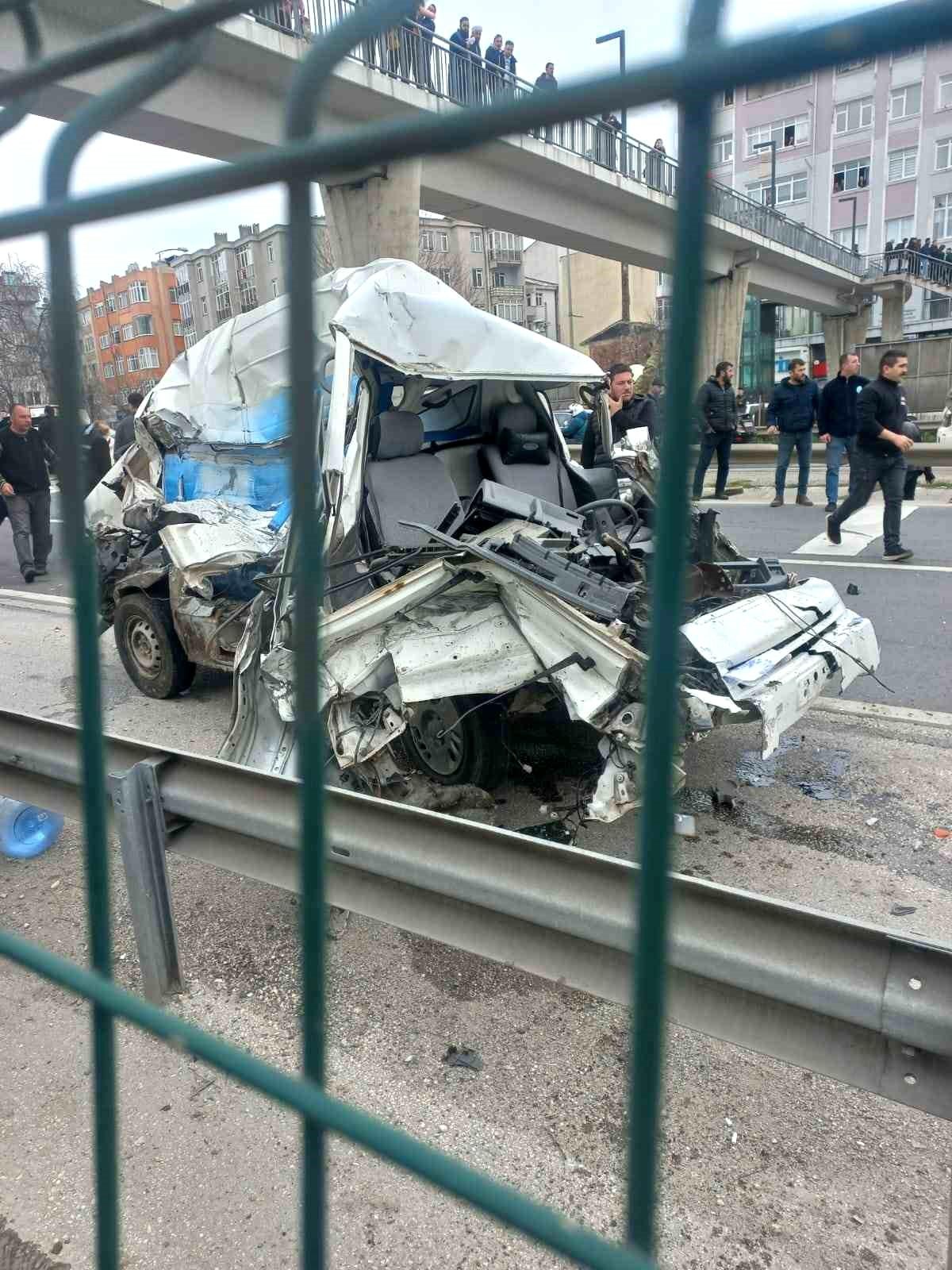 Silivri\'de aralarında cezaevi personelini taşıyan servisin de olduğu zincirleme kazada 27 kişi yaralandı