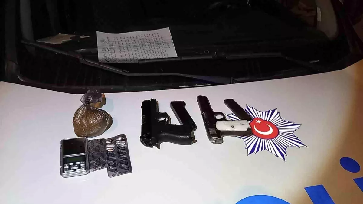 Şüphe üzerine durdurulan araçtan ruhsatsız silahlar, uyuşturucular ve hassas terazi çıktı