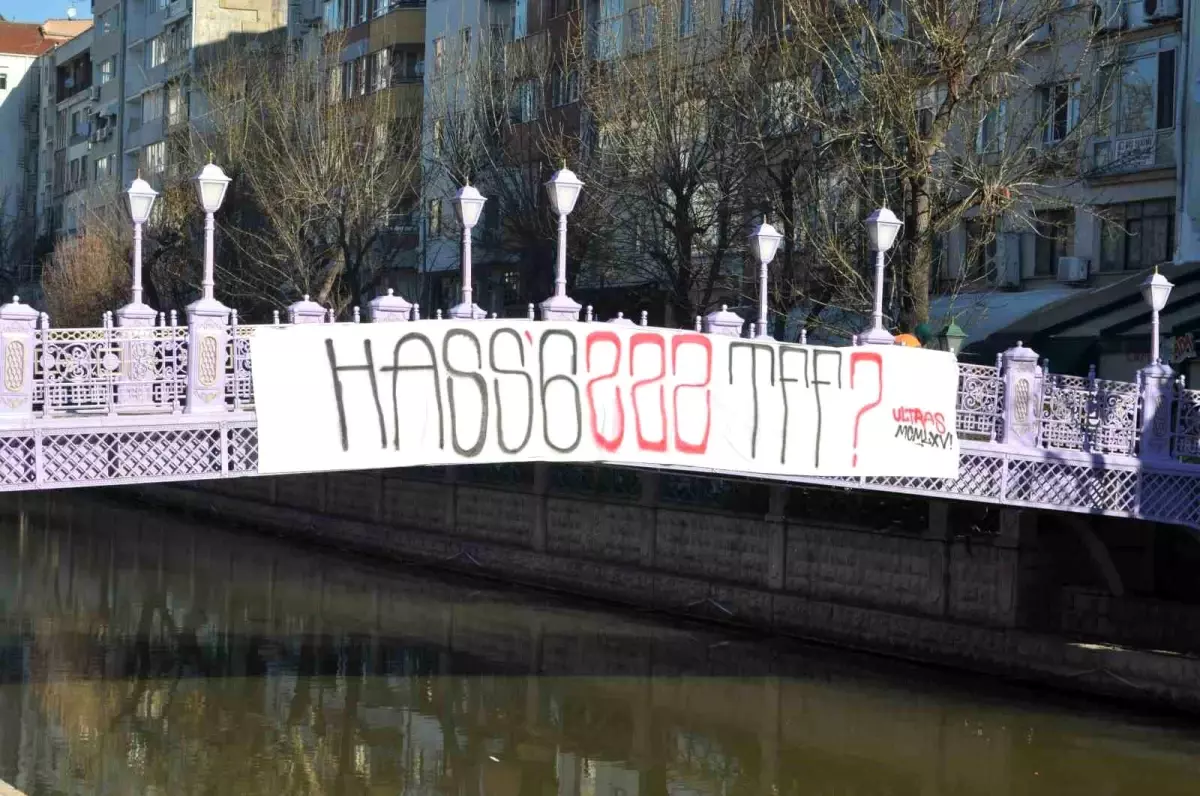 Tepkili taraftarlar köprüye pankart astı