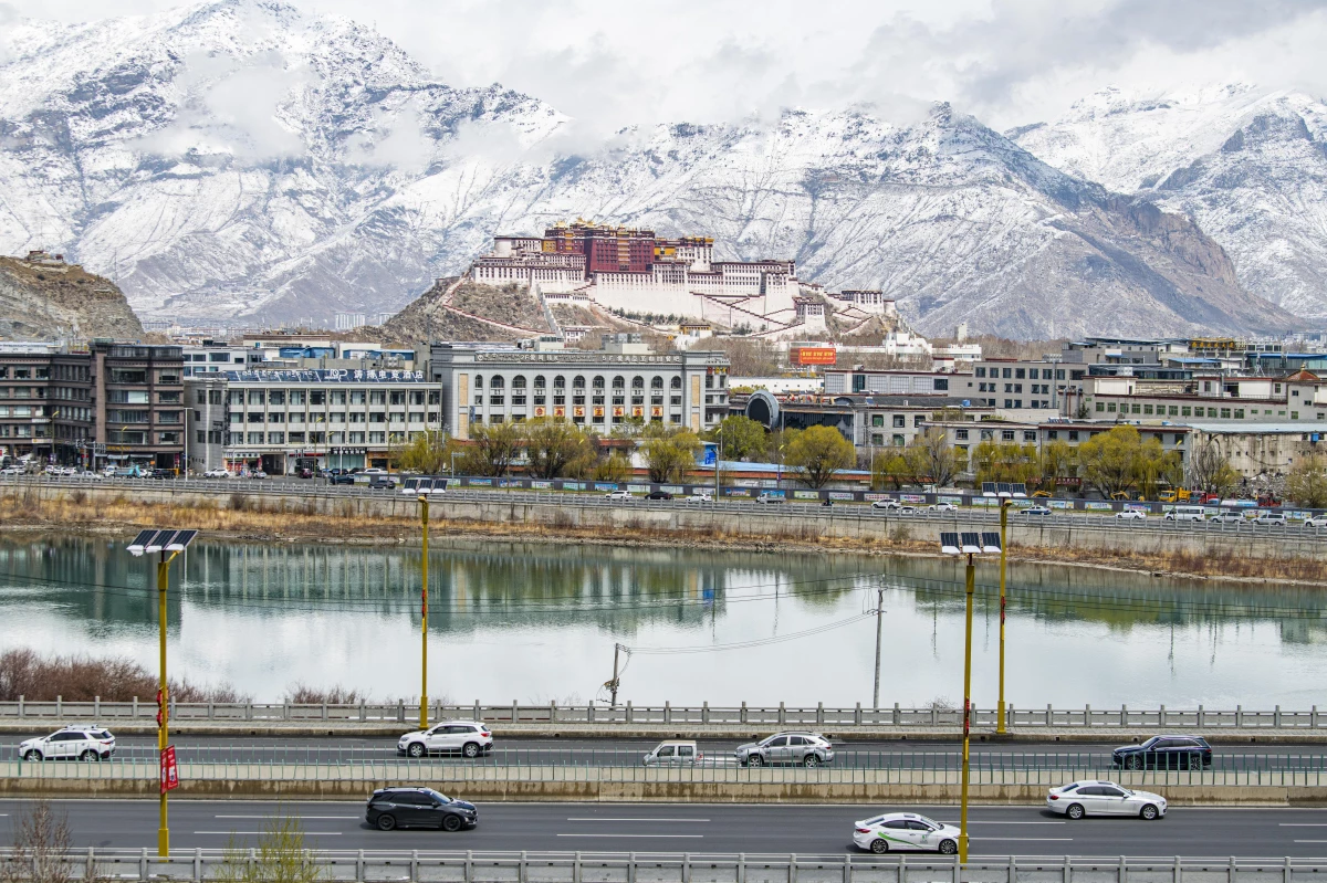 Tibet\'te Yoğun Kar Yağışı Sonrası Potala Sarayı Beyazlara Büründü