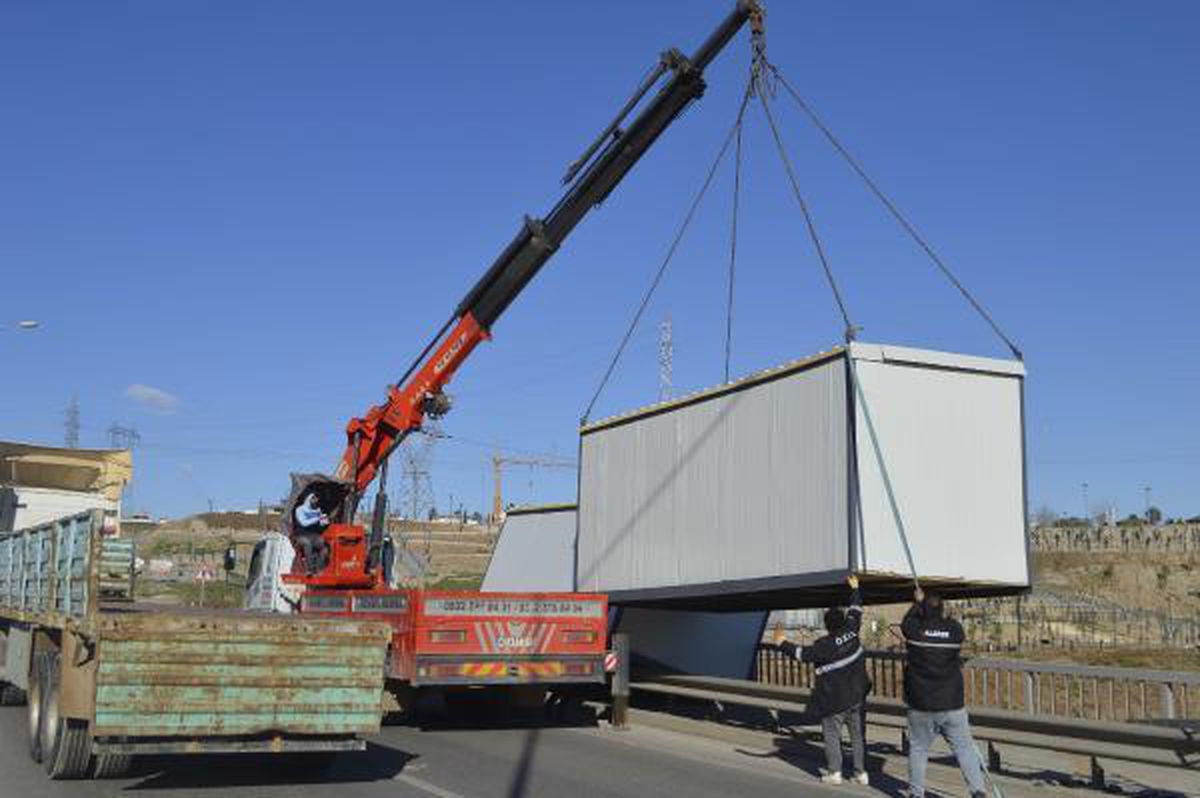 TIR'dan düşen konteynerler yolu kapattı