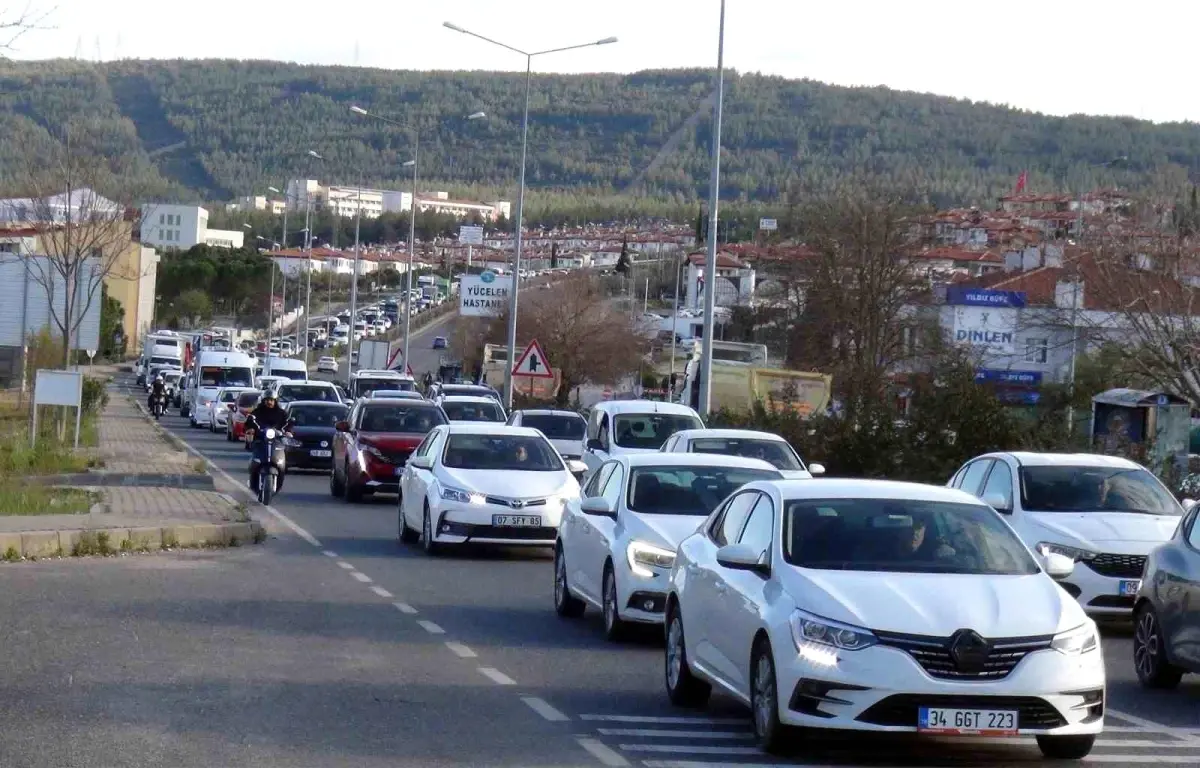 Trafik tıkandı, uzun kuyruk oluştu