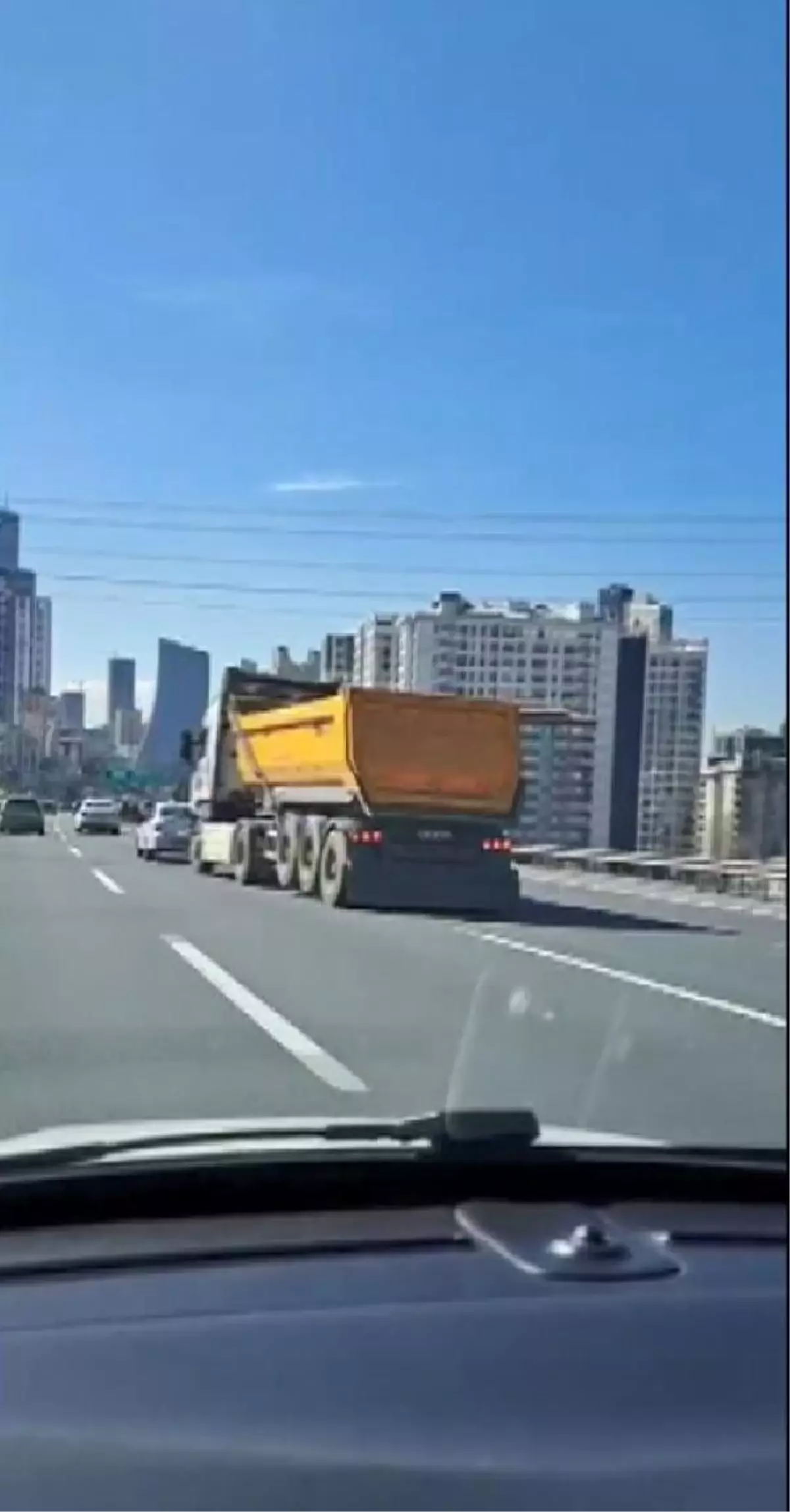 ÜMRANİYE\'DE HAFRİYAT KAMYONUYLA MAKAS ATTI; 14 BİN LİRA CEZA YEDİ