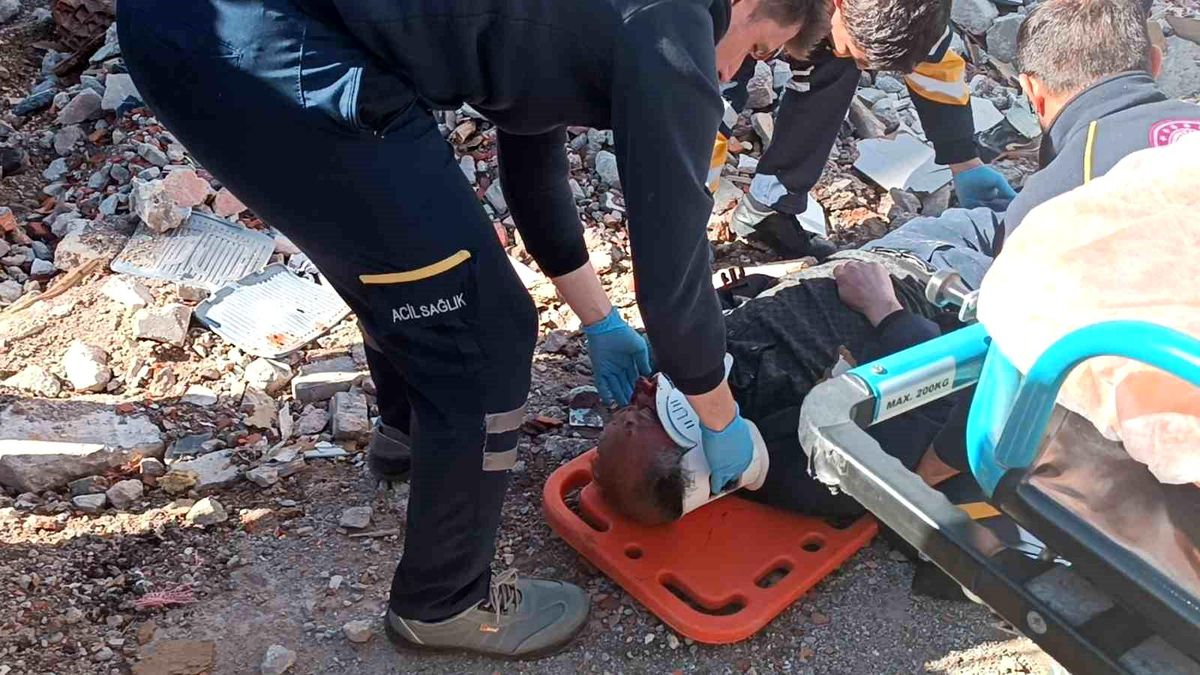 Yıkılan binaların fotoğrafını çekmek isterken minibüs çarptı