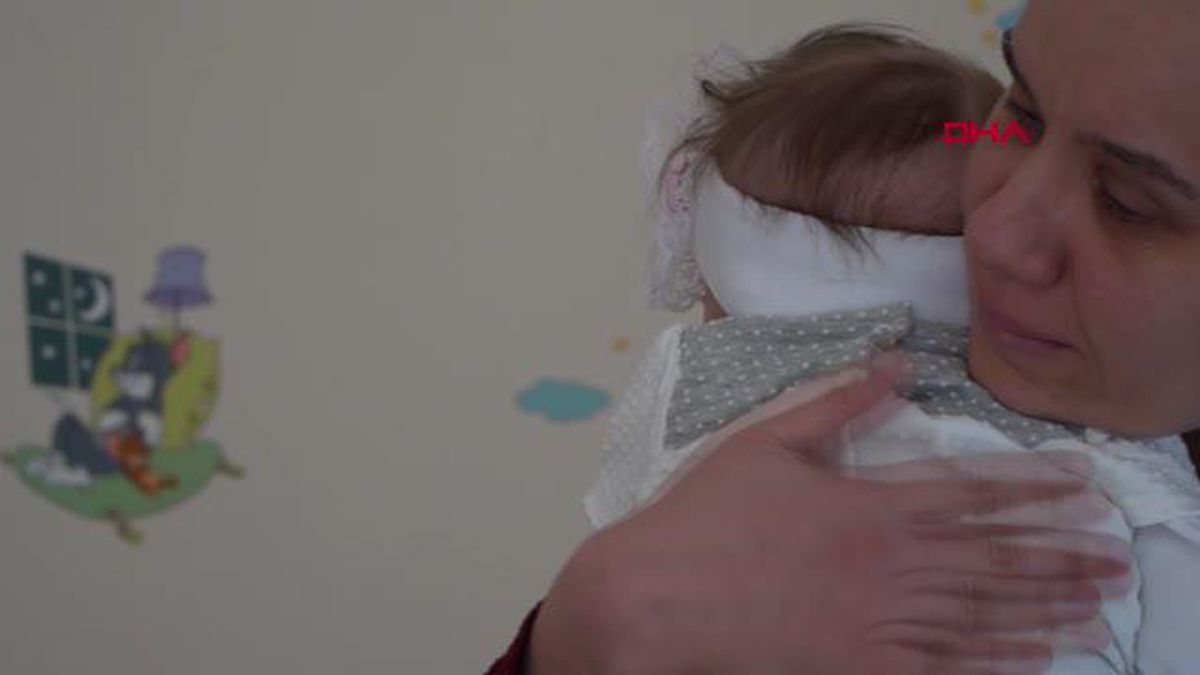 128 saat sonra enkazdan çıkarılan bebek, annesine kavuştu
