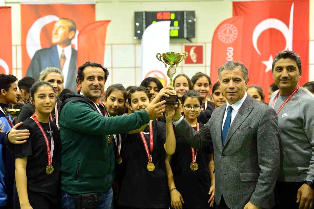 Adana\'da hentbolda Orhangazi Ortaokulu erkek ve kız takımları il birincisi oldu