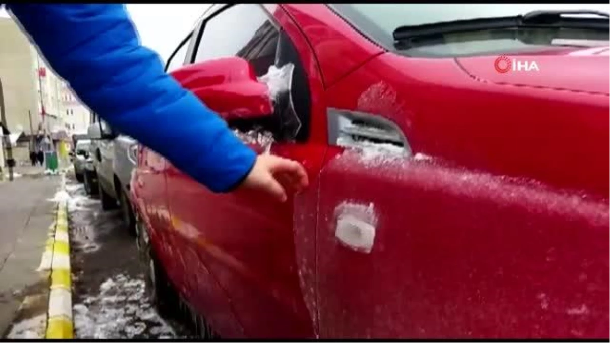 Ardahan\'da soğuk hava: Aracın depo kapağı dondu buz sarkıtları oluştu