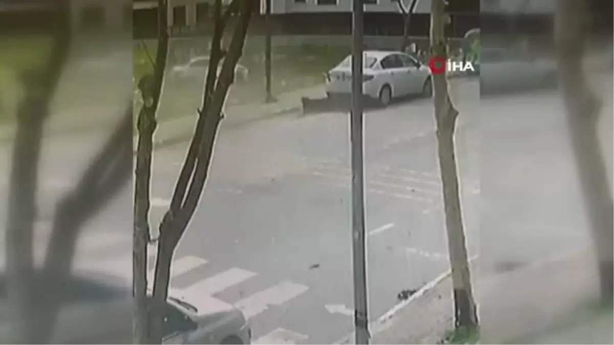 Beylikdüzü\'nde aşırı hız yapan otomobil sürücüsü boş araziye uçtu