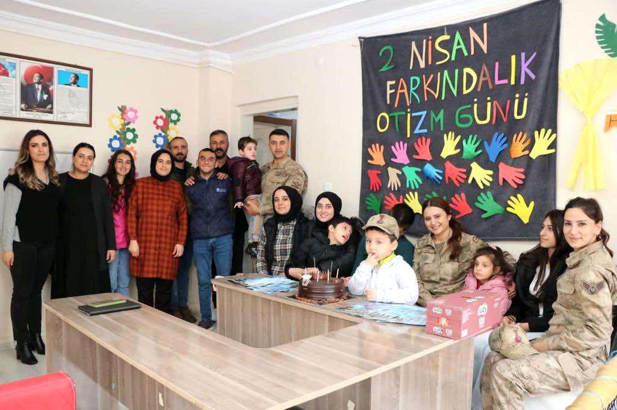 Bingöl\'de jandarma özel çocukları ziyaret etti