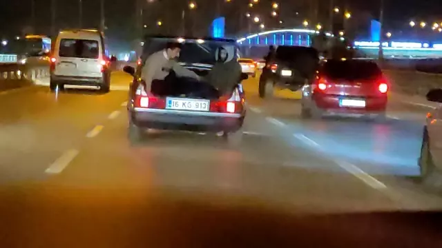 Bursa'da ölüme böyle meydan okudular.... Biri bagaja oturdu, diğeri motosiklete uzandı