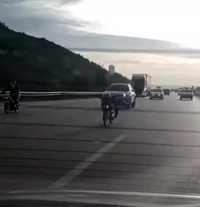 Bursa'da ölüme böyle meydan okudular.... Biri bagaja oturdu, diğeri motosiklete uzandı