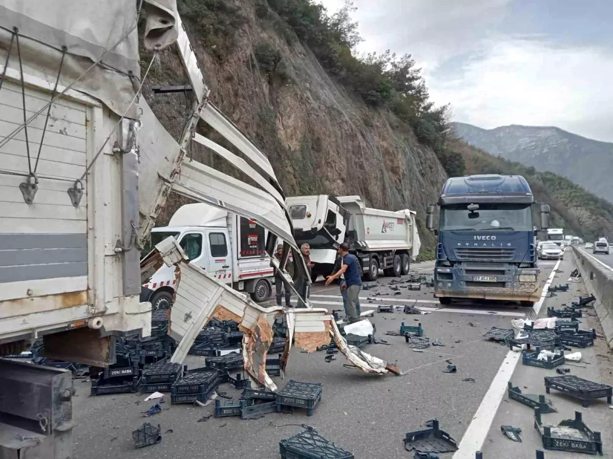 D-650\'de kamyon tıra arkadan çaptı, meyve kasaları yola savruldu