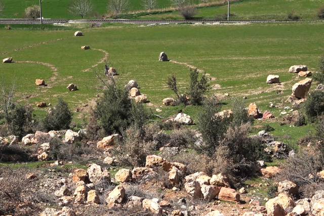 Depremde tarım arazilerine tonlarca ağırlığında kaya yağdı
