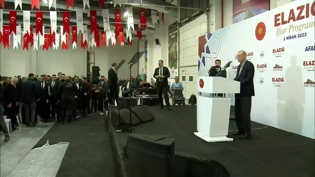 Erdoğan\'dan Elazığlı Depremzedelere: "Şu Seçim Gündemini Suhuletle Atlattıktan Sonra, Deprem Bölgesindeki Çalışmalara Daha Fazla Yükleneceğiz"