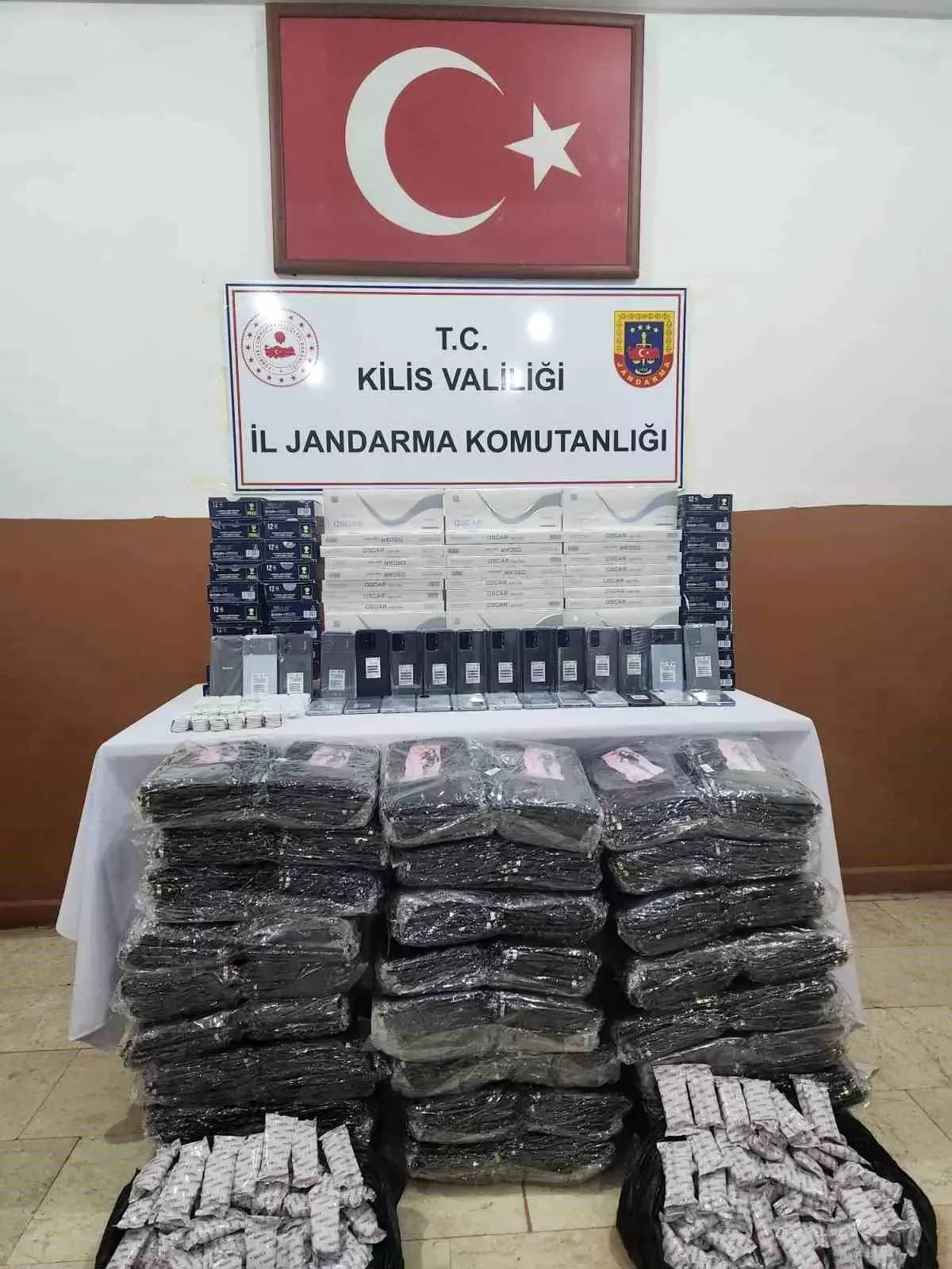 Kilis\'te kaçak sigara ve cep telefonu operasyonu: 1 gözaltı