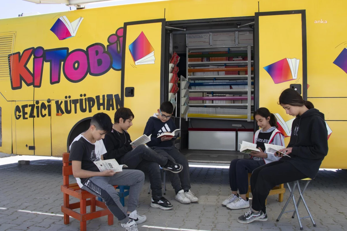 Mersin Büyükşehir, Kütüphane Haftası\'nda \'Kitobüs\' ile Okul Okul Gezip Öğrencilere Kitap Dağıttı