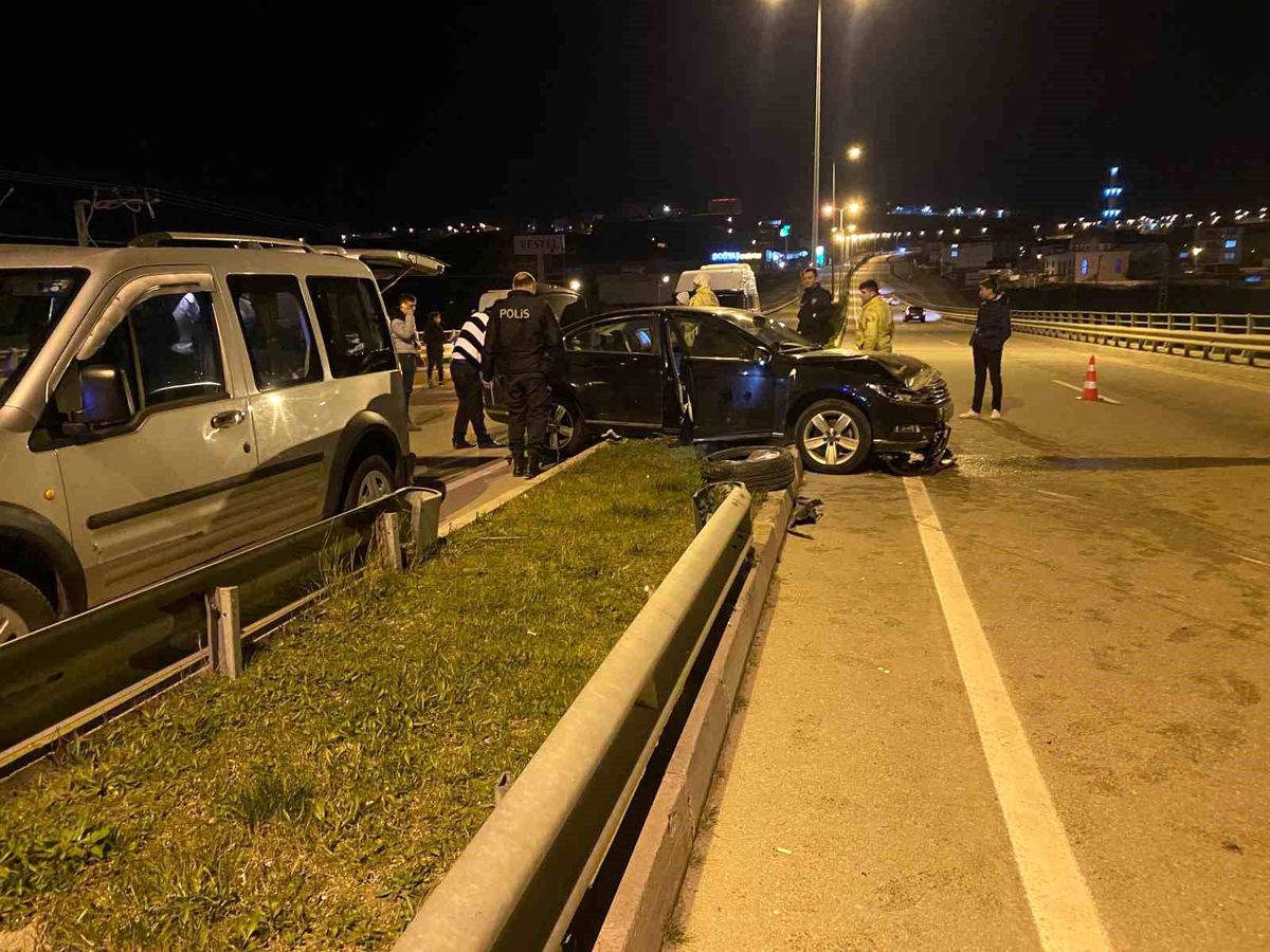 Sinop'ta kontrolden çıkan otomobil refüje çıktı: 3 yaralı