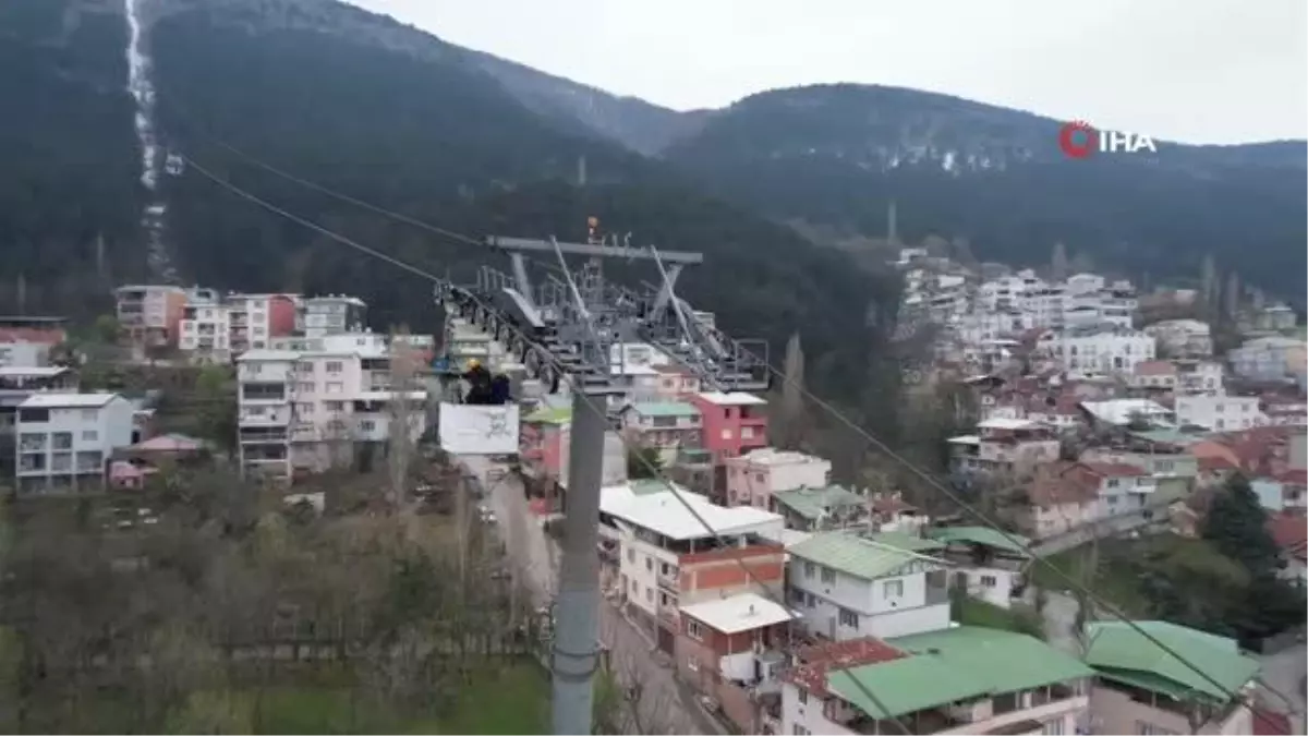 Uludağ\'da ölümle burun buruna bakım... 165 metre yüksekte cambazları aratmıyorlar