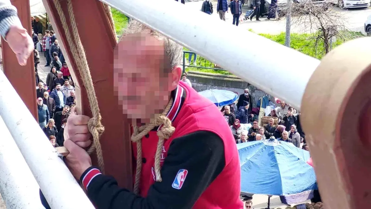 Üst geçitte intihara kalkışan şahsı vatandaşlar kendilerini riske atarak kurtardı