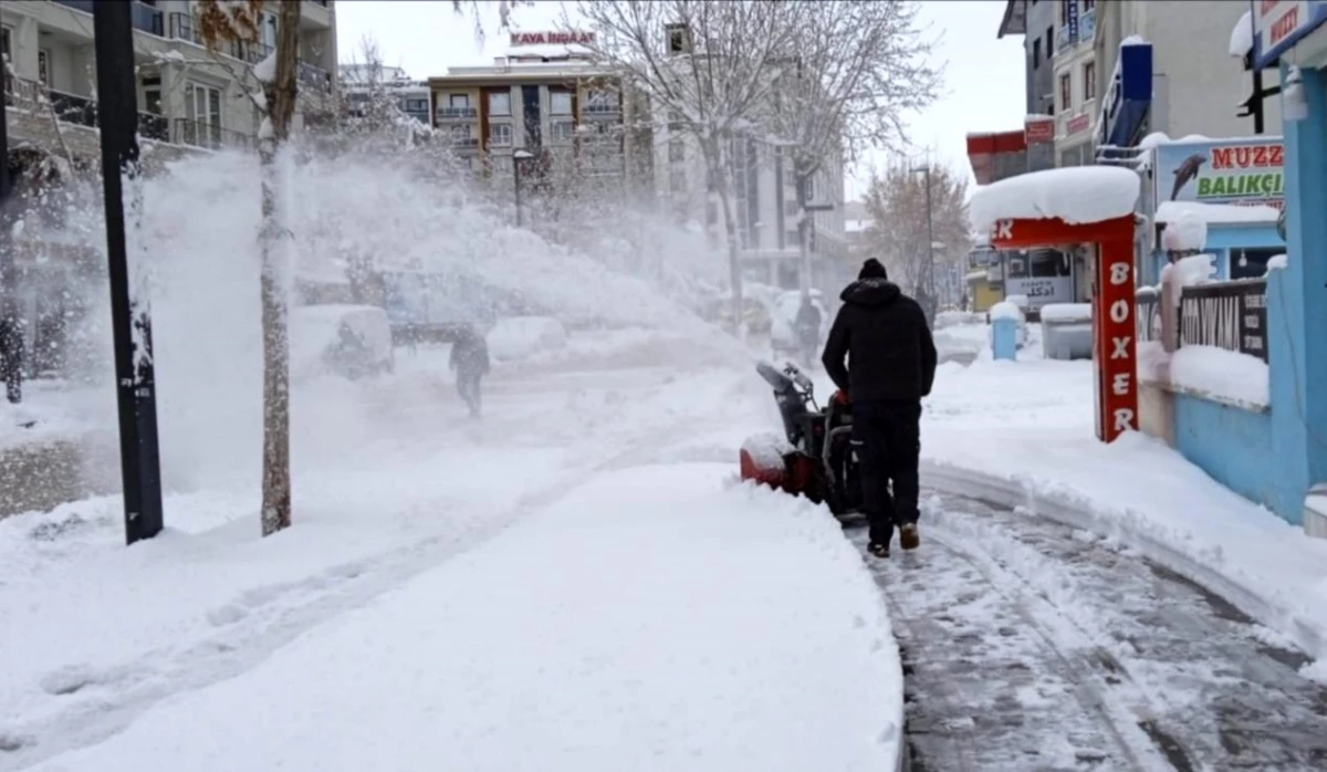 Van Büyükşehir Belediyesi\'nden nisan ayında karla mücadele çalışması